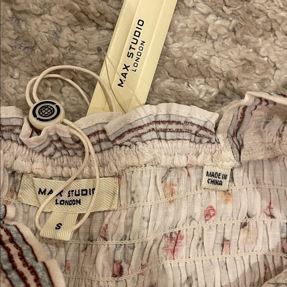 New MAX STUDIO Wide Strap Smocked Maxi
Dress Size Small - Picture 9 of 11